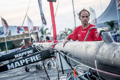 ¿Quién es el capitán del MAPFRE dentro del equipo de tierra y cuál es su función?