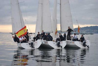 Ausencia total del viento en la primera etapa del II Regata Interclubes de la Ría de Pontevedra