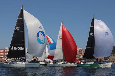 El J108 “Bodegas Benito Santos” primer líder en Malpica de la Regata Mar de Maeloc Rías Altas