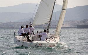 El V Trofeo Social Cruz Roja empezó en el Abra con pruebas solo para los J80