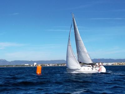 El viento del noroeste impulsa a la flota en la salida de la Regata Rei en Jaume