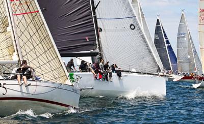 El ‘Inzenhabit’ cántabro lidera la Copa Castro tras la regata que salió de Getxo