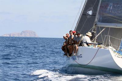 ICUE IV lidera la flota de la regata Dos Continentes a su paso por Chafarinas