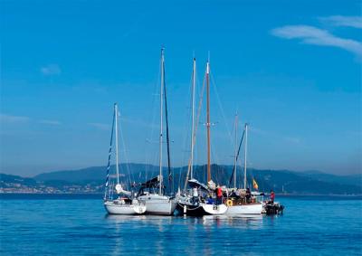 La ausencia del viento en la Ría de Pontevedra obliga a suspender la primera prueba de la Regata de Navidad para cruceros