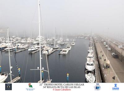 La densa niebla en la Ría de Pontevedra anula la primera jornada del Trofeo Hotel Carlos I Silgar