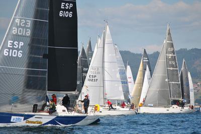 La flota de la 8ª Regata Interclubes se comprime en cabeza tras el tercer asalto en Beluso