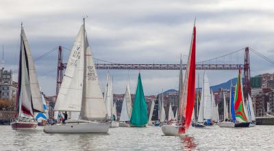 La increíble imagen de casi 100 barcos bajo el Puente Colgante en la Regata del Gallo