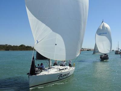 Pleno para el ‘Brujo’ en la bahía de Cádiz que renueva el catavino de oro de la Semana Náutica de Cruceros   