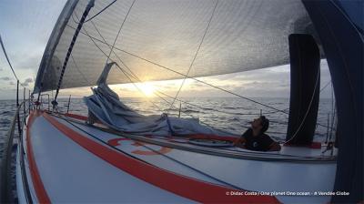 Día 18: Los patrones de la Vendée Globe consuelan a un Riou herido