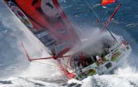 La flota de la Barcelona World Race vuela con vientos de más de 30 nudos y olas de 4 metros