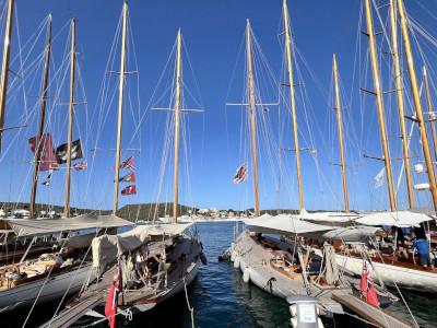 Chinook y Rowdy se preparan para un enfrentamiento épico en la XX Copa del Rey de Barcos de Época de Mahón