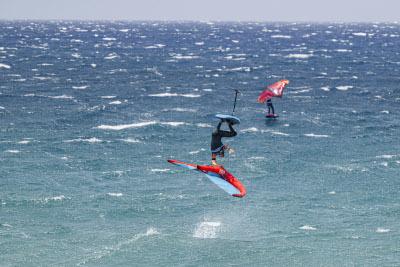 Arranca el Mundial de Wingfoil en Pozo Izquierdo con saltos altos y trucos mágicos