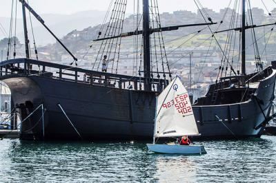 Baiona levanta el telón de la Regata  Cenor con vela, juegos y teatro