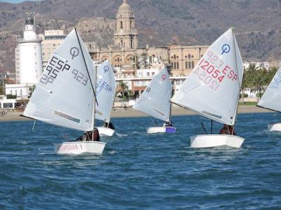 Ciento veinte regatistas se disputan en Málaga el Andaluz de Optimist