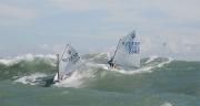 Despedida de altura para el III Trofeo de la Hispanidad de Optimist en la bahía de Cádiz Despedida de altura para el III Trofeo de la Hispanidad de Optimist en la bahía de Cádiz