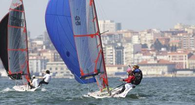 Día complicado de N flojo y rolón en el arranque del Cántabro de vela ligera en Santander