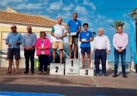 El andaluz Álvaro Rivera levanta la copa nacional tras proclamarse subcampeón en el XXIII Surfari Mar Menor