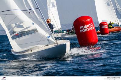 El español Capa se adjudica el primer asalto de la IV Copa del Mediterráneo de Dragon en Puerto Portals