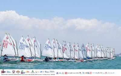 El español Xavier Garcia y la italiana Emilia Salvatore amarran el europeo de Optimist en la bahía gaditana