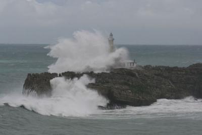 El fuerte temporal de viento y mar que ha azotado a la costa Cantábrica ha dejado sin actividad a la vela santanderina