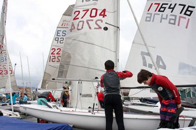 El fuerte viento condiciona el Campeonato de Bizkaia de vela ligera 