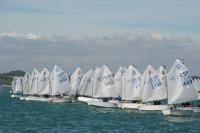 El III Trofeo de la Hispanidad de Optimist arranca con poco viento y mucha igualdad en la bahía gaditana