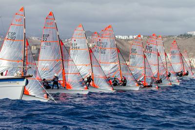 El viento acompaña en la inauguración del campeonato de España de 29er