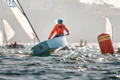 El viento no ayudó en la primera  jornada del campeonato gallego de optimist