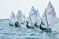 El viento pone las cosas difíciles en el primer asalto al 7º Trofeo de la Hispanidad de Optimist