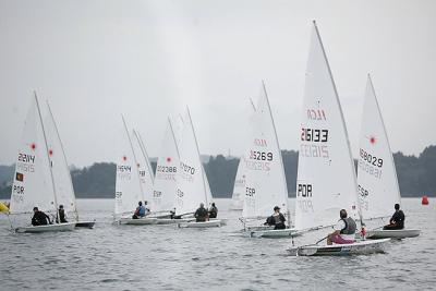 El viento se ausenta en la Ría de Betanzos y sólo puntúan los ILCA 7 en la primera jornada del Trofeo Concello de Sada