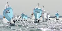 El viento y la igualdad crecen en el Campeonato de España de 420 que se disputa en la bahía de Cádiz