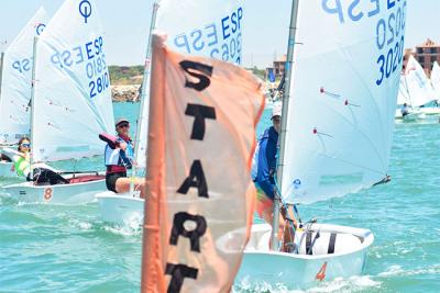 En torno a 200 regatistas de Optimist compiten desde este viernes en el 7º Trofeo de la Hispanidad