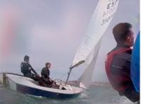 En una dura jornada con viento sur  en la bahía santanderina, los snipes S&C y  Chiqui IV se  repartieron las victorias.