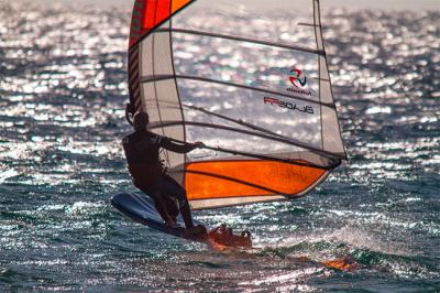 Fernando Martinez del Cerro levanta la copa de España de Fórmula Windsurf