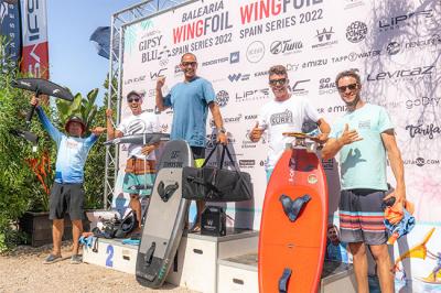 Gunnar Biniasch hace historia al ganar la primera copa de España de Wing Foil Race