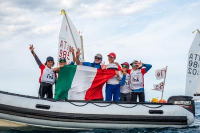 Italia se proclama campeona del mundo de Optimist por equipos, superando al combinado español en una frenética regata final Italia se proclama campeona del mundo de Optimist por equipos, superando al combinado español en una frenética regata final