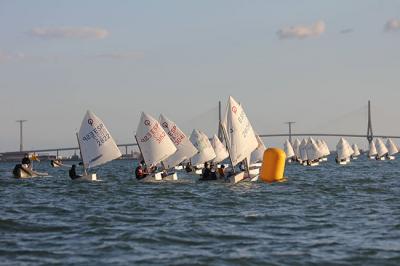 José Manuel Cuellar, Mar Infante, José Antonio Frías, Elena Delgado, Arturo Arauz y María Castillo se reparten las copas autonómicas de Optimist