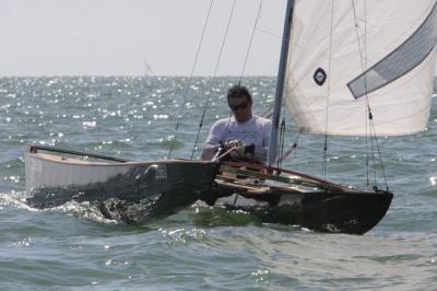 Juan Luis Paez y Ramon Calero se reparten las victorias en un día complicado por las duras condiciones de mar y viento en la bahía de Cádiz