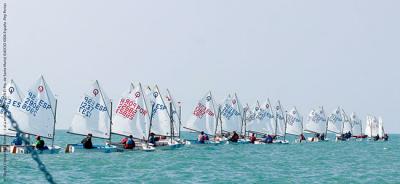 La bahía de Cádiz despide y recibe año a toda vela