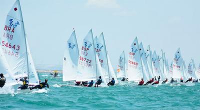 La bahía de Cádiz exige un sobreesfuerzo a los participantes en la recta final del Campeonato de España de 420