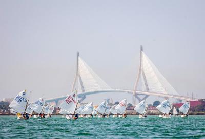 La balear Martina Gomila y el andaluz Roberto Aguilar, primeros líderes del Campeonato Ibérico de Optimist