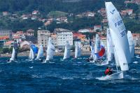 La primera prueba del Mundial de Vaurien, tras dos horas de espera en la ría viguesa por viento rolón, establece el grupo de favoritos