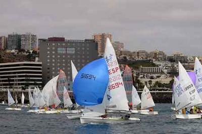 La Regata del Carmen llena de velas la bahía de Las Palmas de Gran Canaria