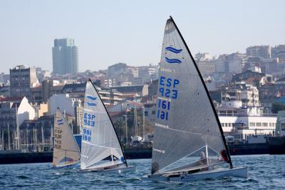La Ría de Vigo,  A Coruña y Santander acogen estos días los entrenamientos de las clases olímpicas gallegas que acudirán a la Carnival Race