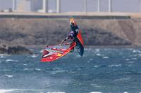 Liam Dunkerbeck como el rider local de Pozo Izquierdo, Omar Sánchez, se imponen en los clasificatorios