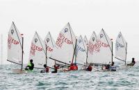 Los 160 optimist del El Trofeo Fira i Festes ha tenido un comienzo muy complicado,