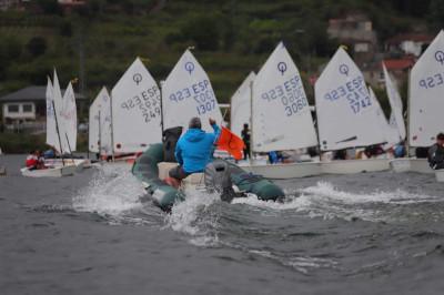 Los constantes chubascos no impidieron el que se celebrase el Trofeo Deputación de Optimist en el embalse de Castrelo de Miño