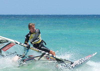 Los favoritos de la modalidad de Freestyle empiezan fuerte el Mundial de Winsurfing Fuerteventura 2011