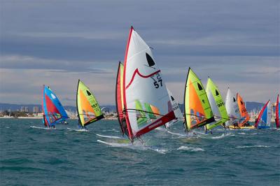 Los mejores windsurfistas de España debutan en Valencia Mar con tablas vintage Los mejores windsurfistas de España debutan en Valencia Mar con tablas vintage