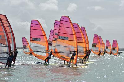 Los windsurfistas andaluces compiten por los títulos autonómicos en la bahía gaditana 